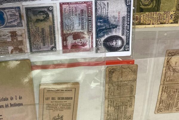 Antiguas pesetas y títulos para la restitución de las incautaciones franquistas