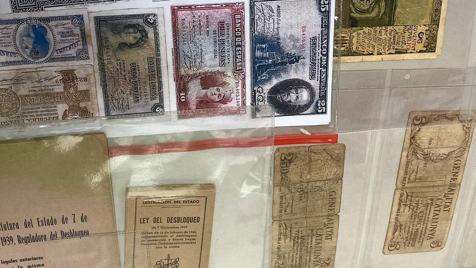 Antiguas pesetas y títulos para la restitución de las incautaciones franquistas