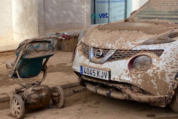 Imagen de la destrucción de la DANA que ha asolado la provincia de Valencia, con un cochecito de bebé y un coche cubiertos de barro.